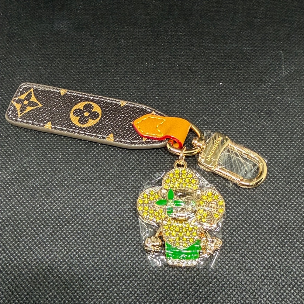 ❌ SOLD ❌ ✅ PRICE IS FIRM ✅ FASHION Keychain with Yellow Crystal Charm